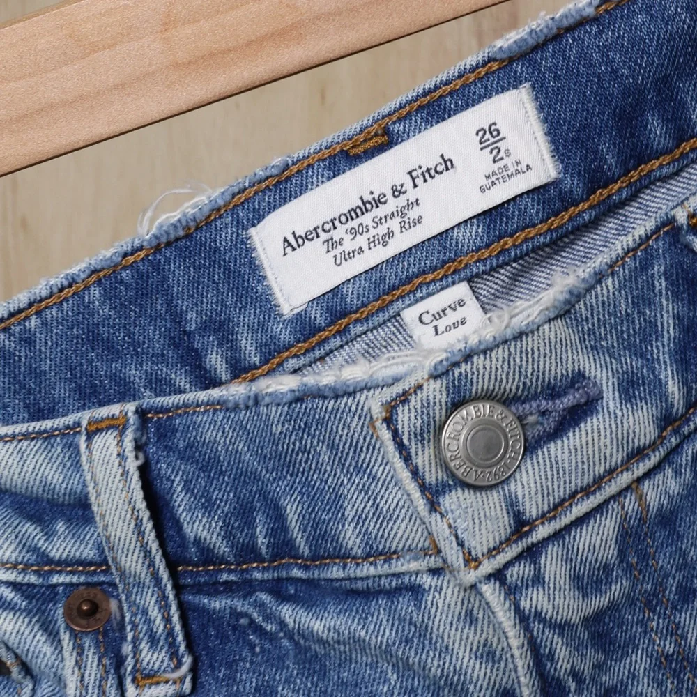 Abercrombie‎ & Fitch Ultra High Rise 90s Straight Jean Size 26 Short Curve Love